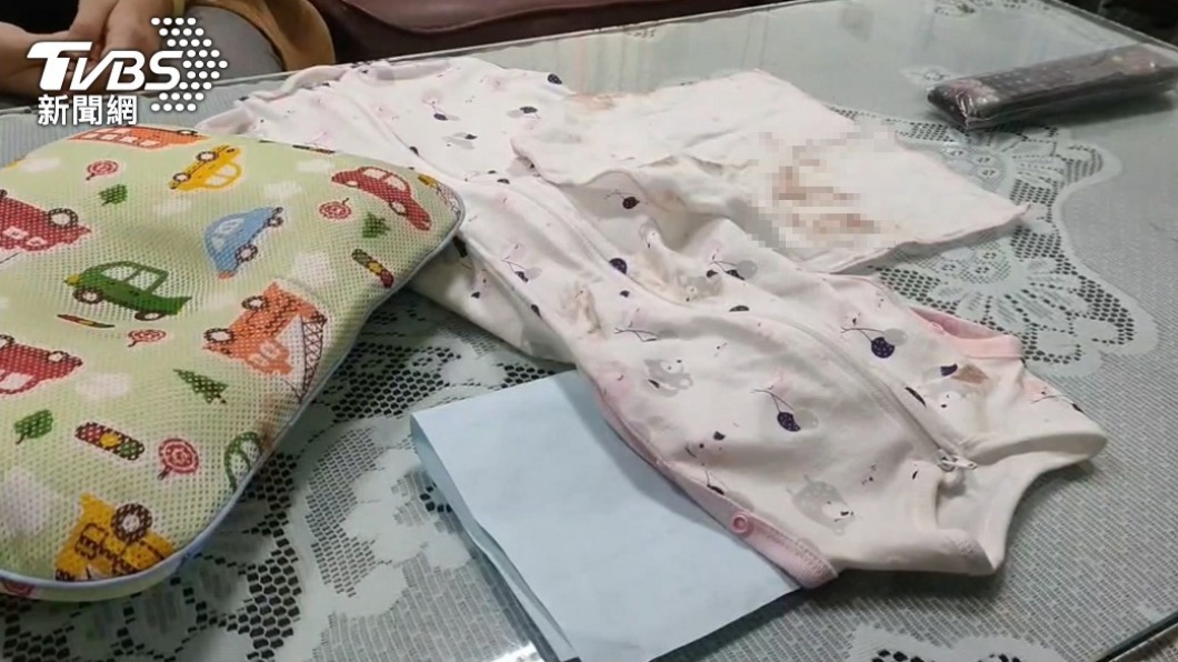 女嬰喝母乳後嘴角、衣物領口沾血身亡。(圖/TVBS)