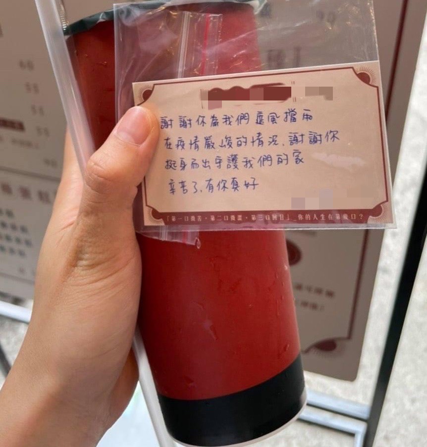 暖心店家所蹭送的小卡。(圖/翻攝自外送員的奇聞怪事臉書)