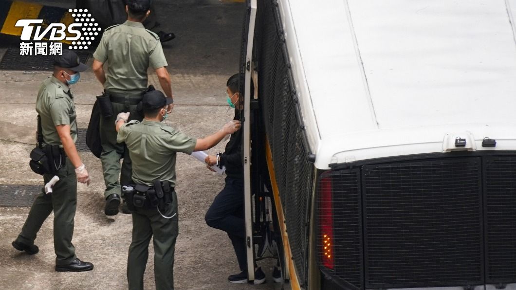 香港警方以違反「國安法」為由,逮捕蘋果日報多名高層。(圖/達志影像路透社)