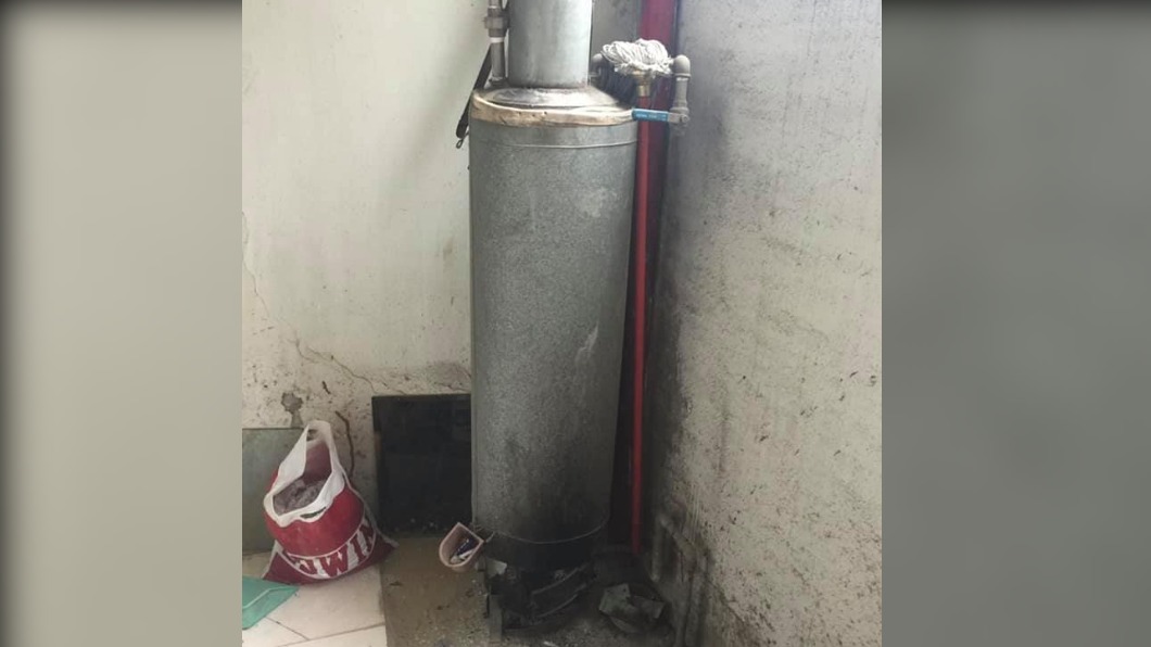 免電費!天天靠這根「燒柴洗澡」 畫面曝全場嗨:我家也有
