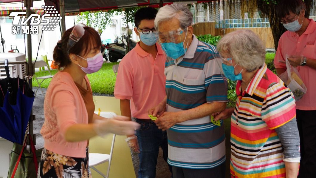 結縭49年！高雄8旬老夫妻穿情侶裝　手牽手接種疫苗