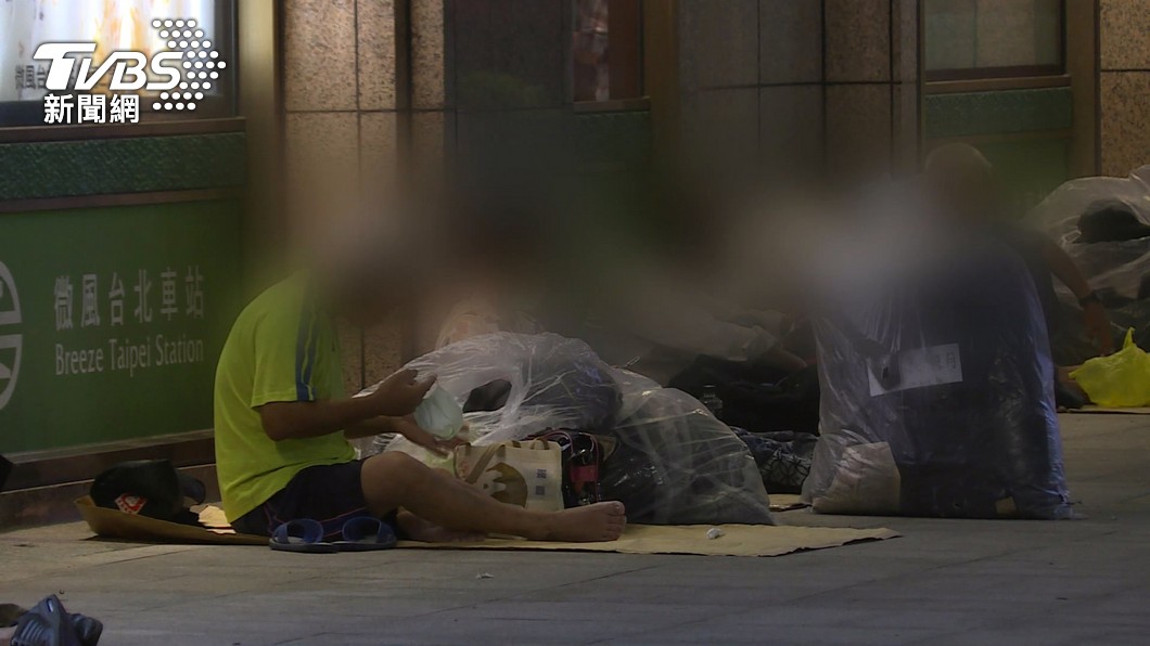 台北車站許多街友席地而睡。（示意圖／TVBS資料畫面）