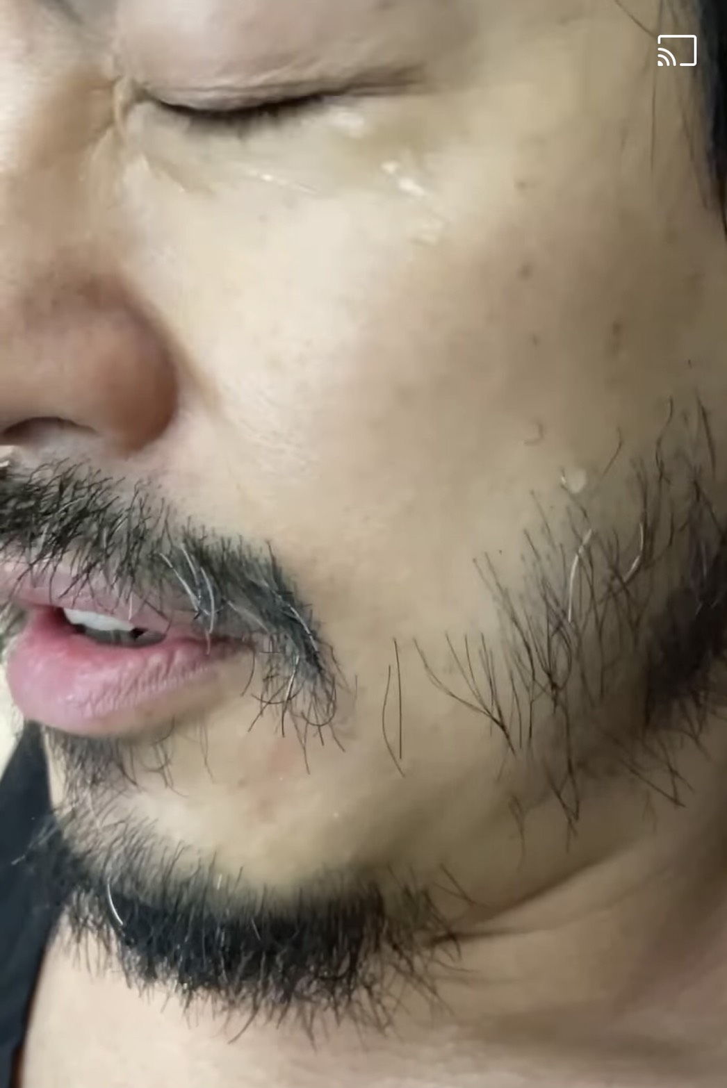 黃子佼挨打流下眼淚。(圖/翻攝自孟耿如Facebook)