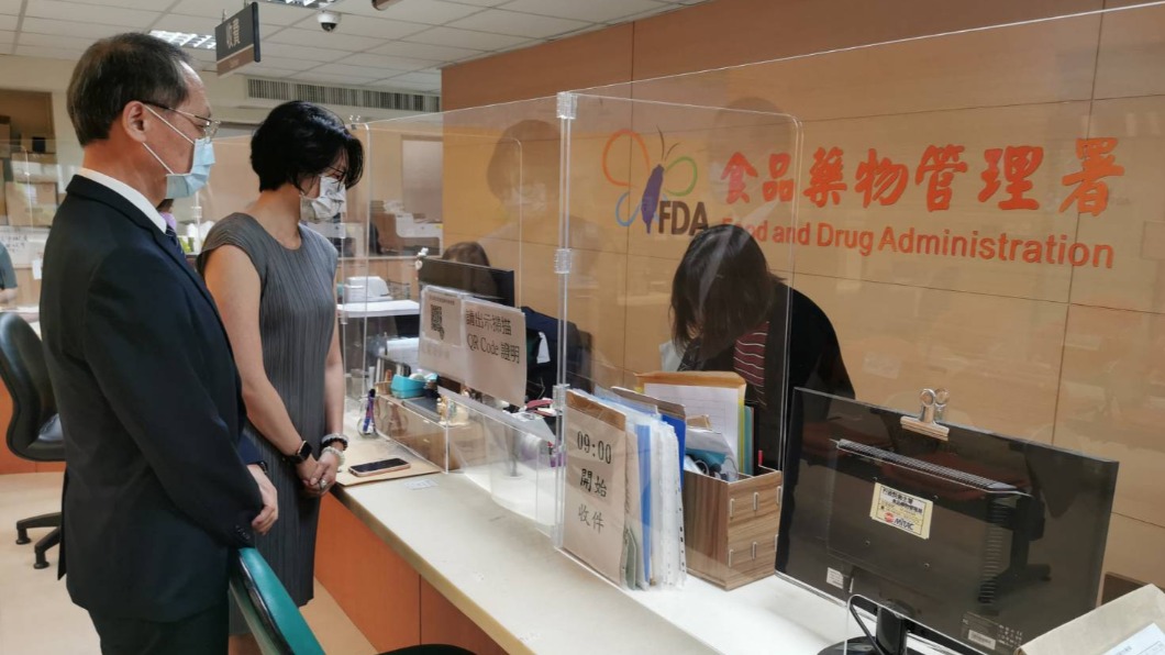 慈濟基金會顏博文執行長（左）前往食藥署送件。（圖／慈濟基金會提供） 