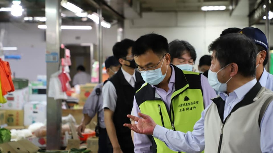 偕陳時中訪雙北果菜市場 陳吉仲:確認快篩站落實防疫