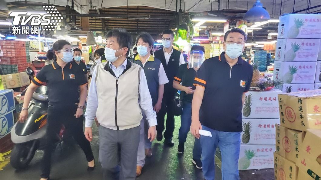 陳時中巡視新北三重果菜市場　讚許篩檢高效率