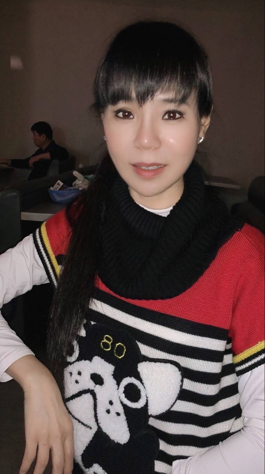 丁女駐唱已36年強調不認識獅子會前會長。(圖/當事人提供)