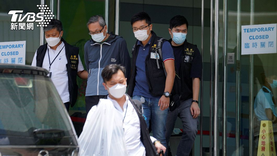 香港警方根據國安法逮捕《蘋果日報》總編輯等五人 。（圖／達志影像路透社）