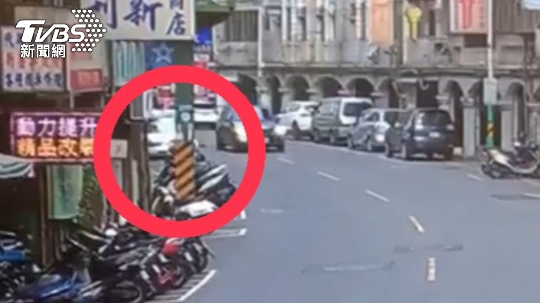 駕駛2時許將車臨停路邊。（圖／TVBS）