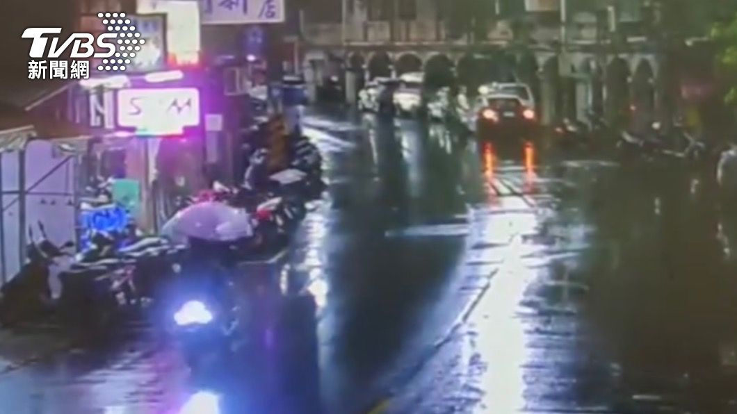 警方獲報後趕到現場。（圖／TVBS）