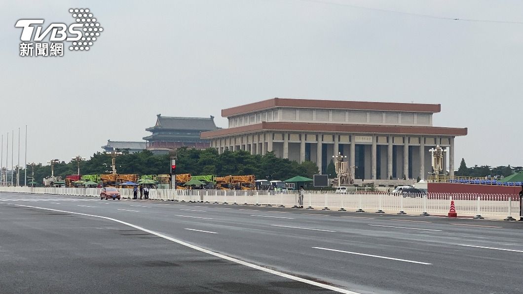 圖為大型機具進駐天安門廣場。(圖/中央社)