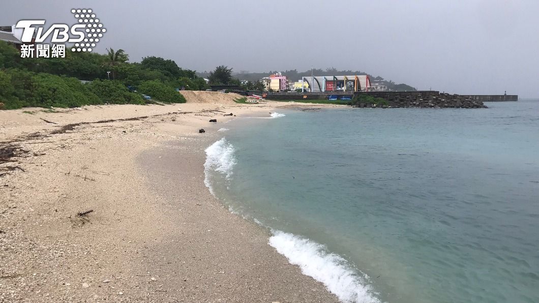 小琉球遭原油污染,白色沙灘變黑。(圖/中央社)