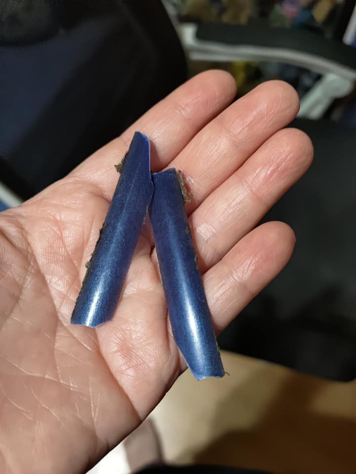 冷氣噴出兩塊藍色、圓弧形塑膠片是風扇葉片的殘骸。(圖/翻攝自爆系知識家臉書)