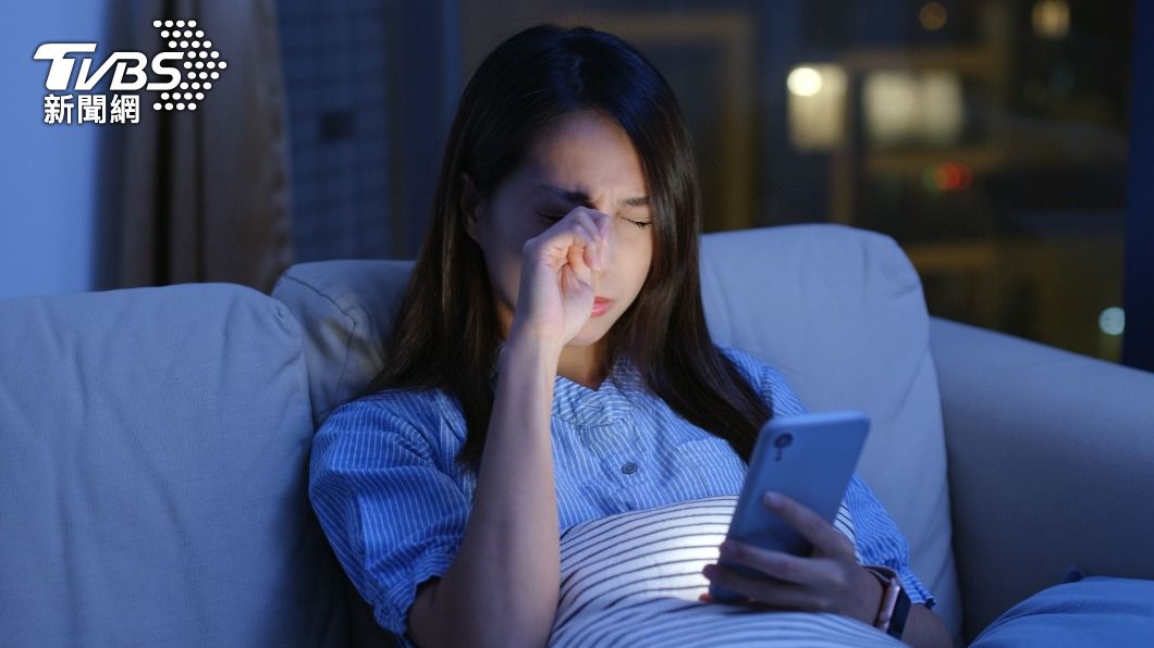 現代人長時間盯著3C螢幕看,可以靠吃酪梨來保護眼睛。(示意圖/shutterstock達志影像)