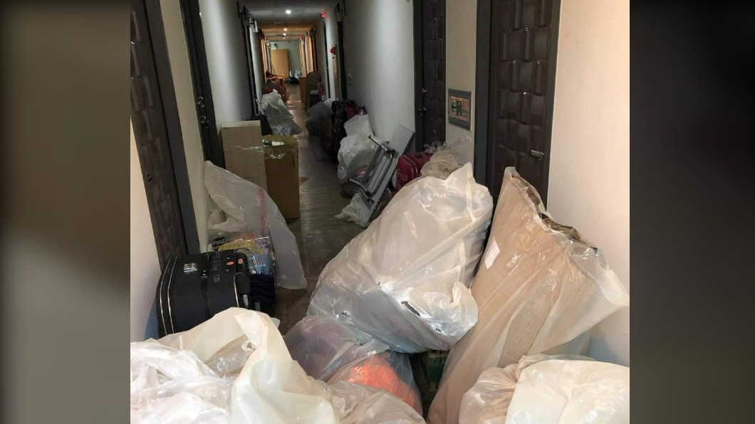 京元電外籍移工的個人物品被擅自打包,如同垃圾般堆在走廊上。(圖/翻攝自曾玟學臉書)