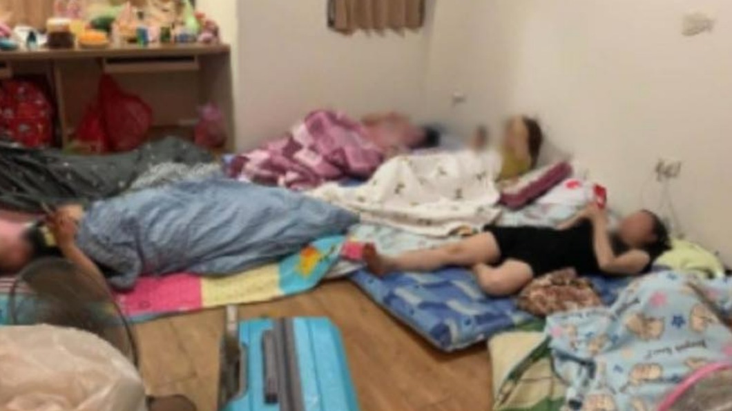 曾玟學說,移工沒有床架,大家都睡在地板上且空間狹小。(圖/翻攝自曾玟學臉書)