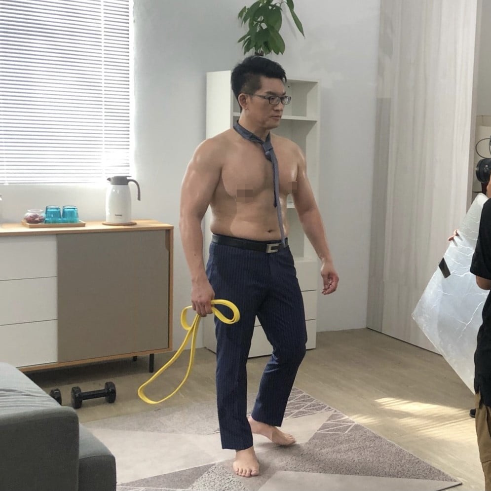 童仲彥很滿意自己的身材。(圖/翻攝自童仲彥臉書)