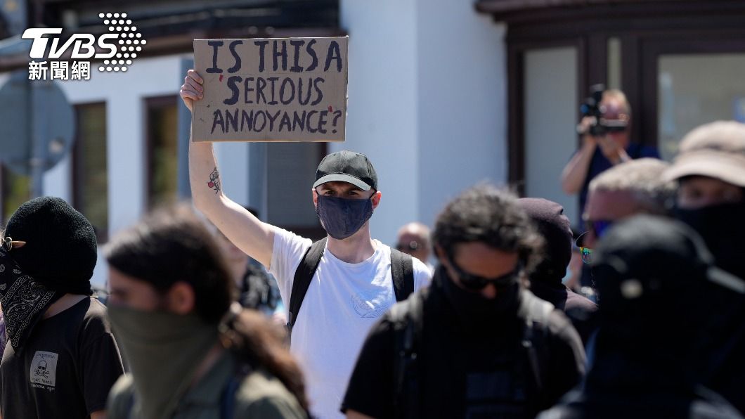 康瓦爾郡內聚集的大批抗議民眾。（圖／達志影像美聯社）