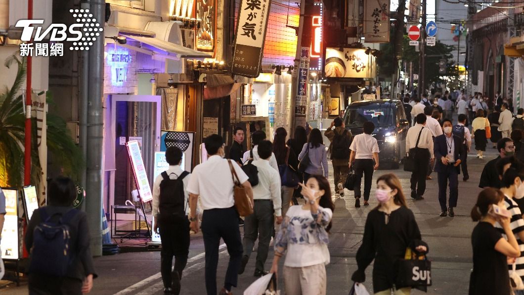 日本解除緊急宣言後外出人潮增。(圖/達志影像 美聯社)