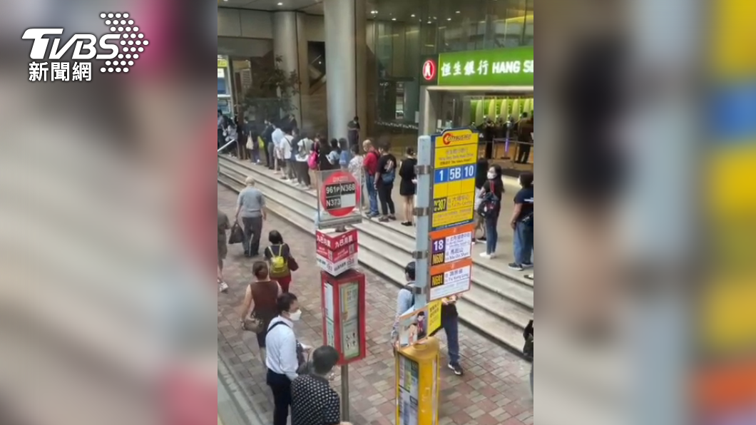 直擊！港《蘋果日報》今停刊　上百民眾上環報攤排隊珍藏