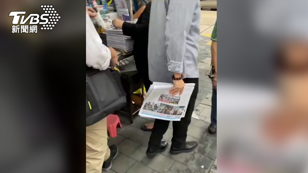 許多港人為了留作紀念,一次購買好幾份。(圖/香港讀者提供)