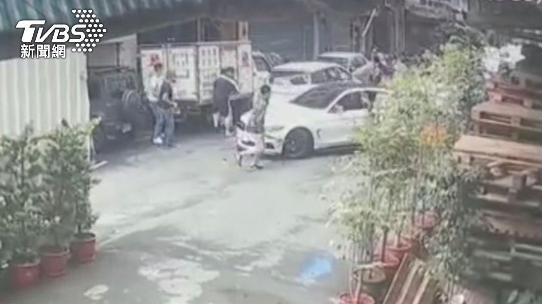 撞車圍堵擄人！10惡煞持開山刀砍人　現場血跡斑斑