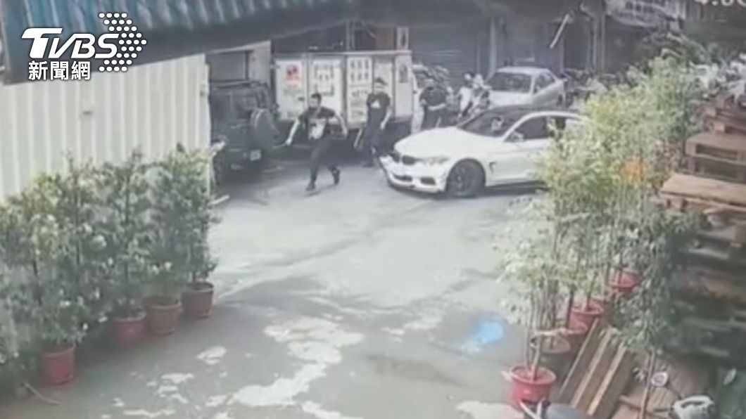 犯嫌持棍棒開山刀追逐。(圖/TVBS)