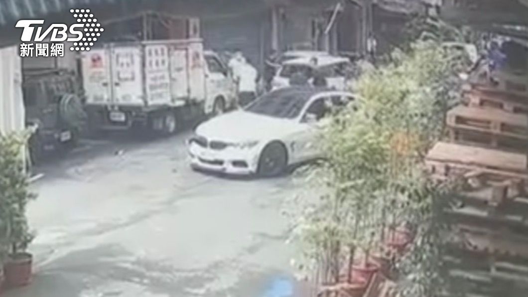 車上兩名被害人遭押走。(圖/TVBS)