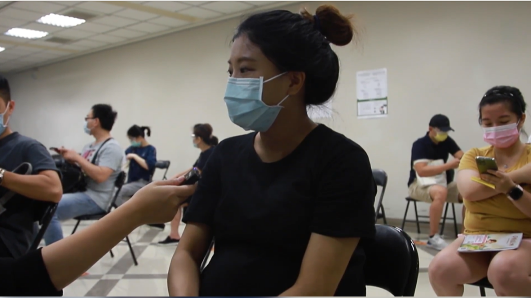 劉姓孕婦說,經過醫生分析後,她認為打疫苗利大於弊。(圖/台中市政府提供)