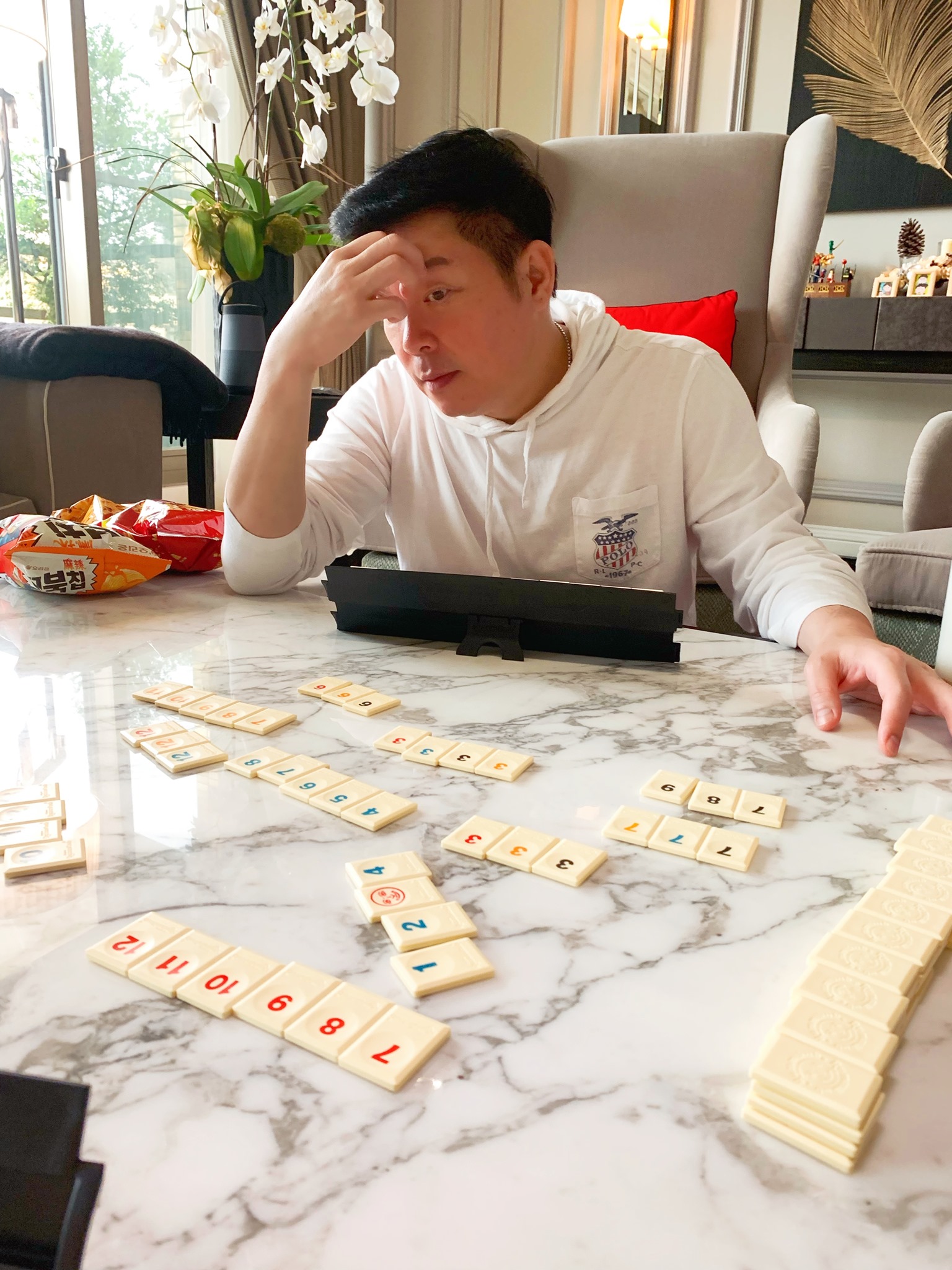 曾國城全家玩起以色列麻將。(圖/翻攝自曾國城臉書)