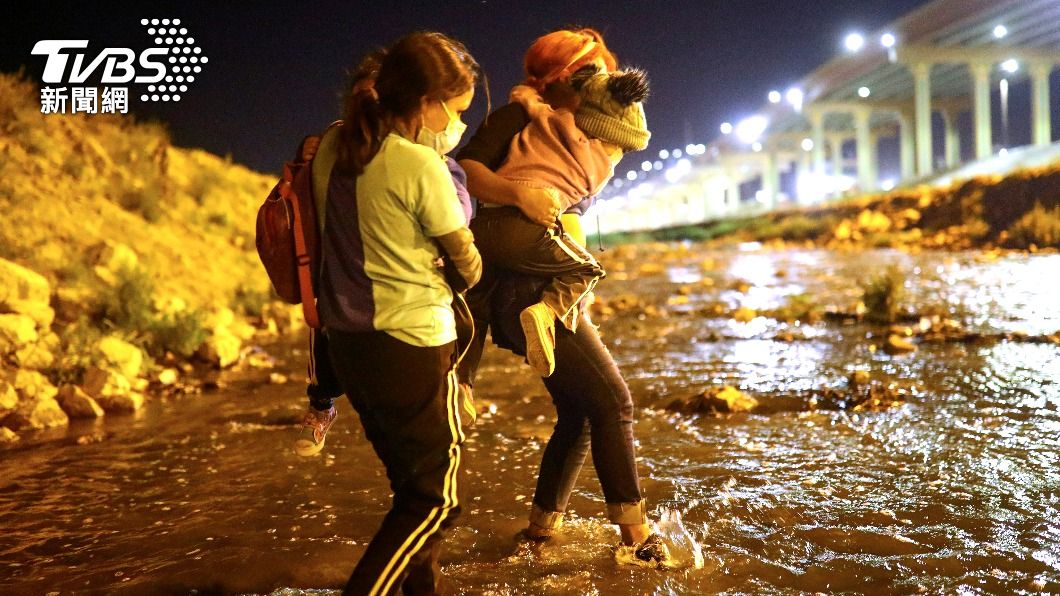 非法移民涉水靠近美國邊境。(圖/達志影像路透社)