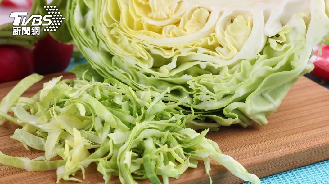 網友留言一面倒火鍋必加高麗菜。(示意圖/shutterstock達志影像)