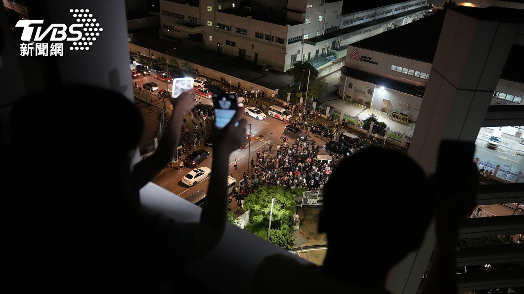報社員工從辦公室窗外拍下報社總部外的情景。(圖/達志影像美聯社)
