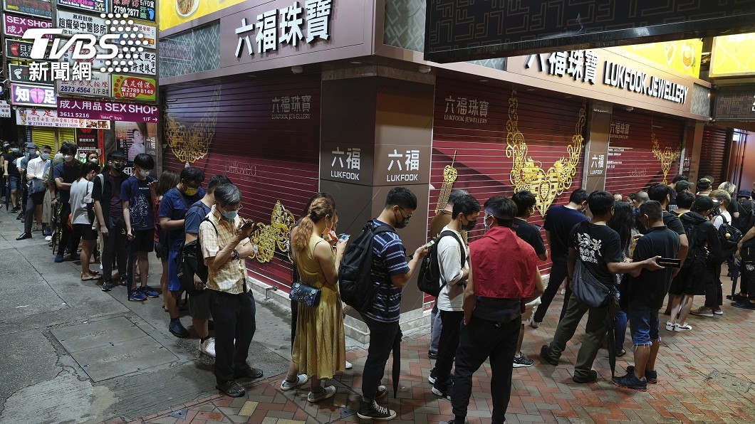 許多讀者漏夜排隊,形成一條長長的人龍。(圖/達志影像美聯社)