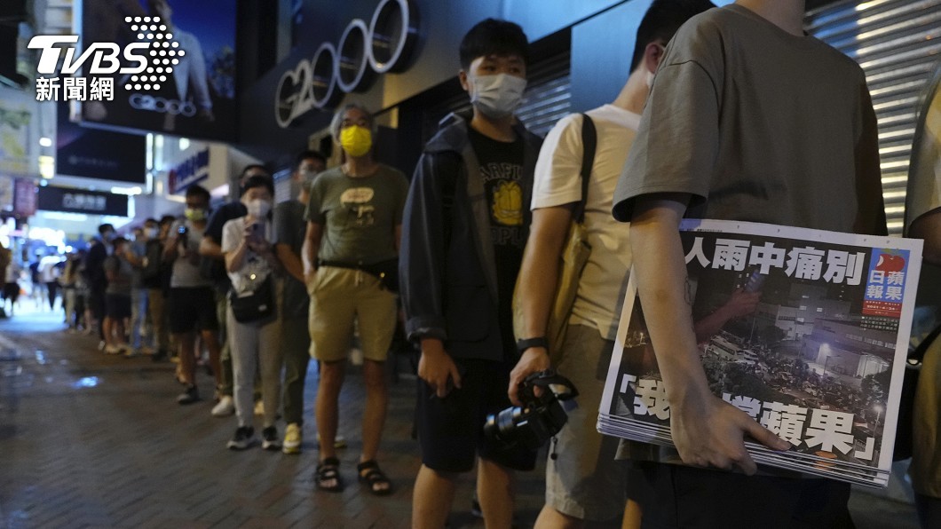 不捨香港蘋果日報「被」熄燈,有讀者一口氣買了好幾份。(圖/達志影像美聯社)