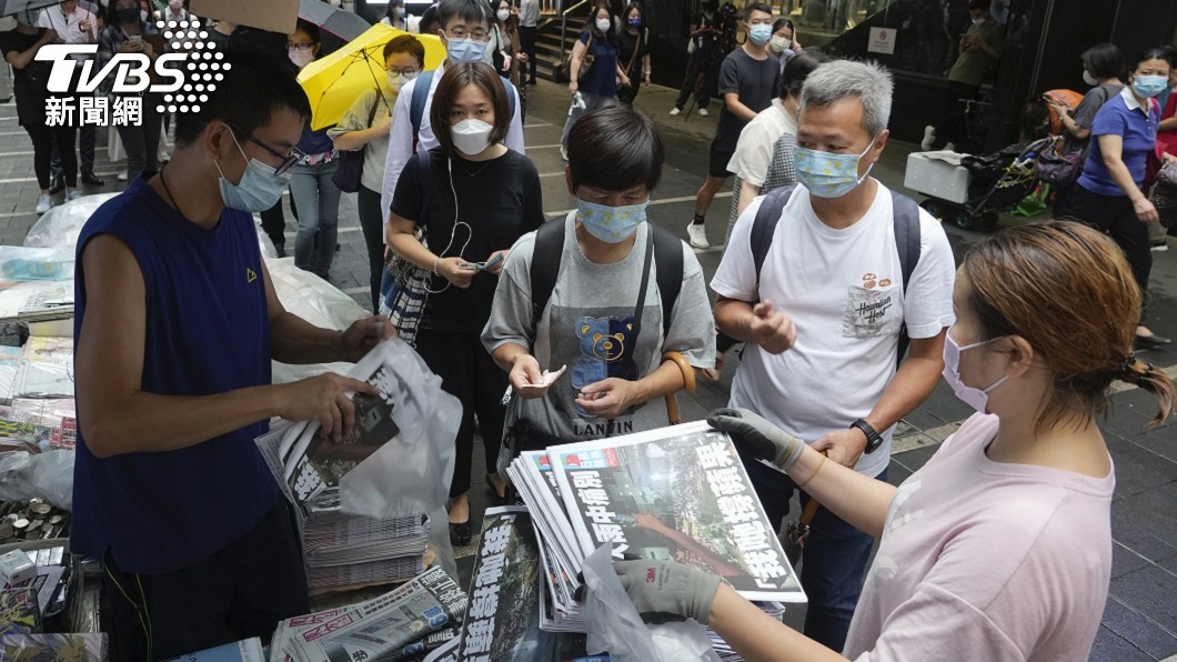 搶購人潮從深夜到清晨,香港民眾以實際行動表達心意。(圖/達志影像美聯社)