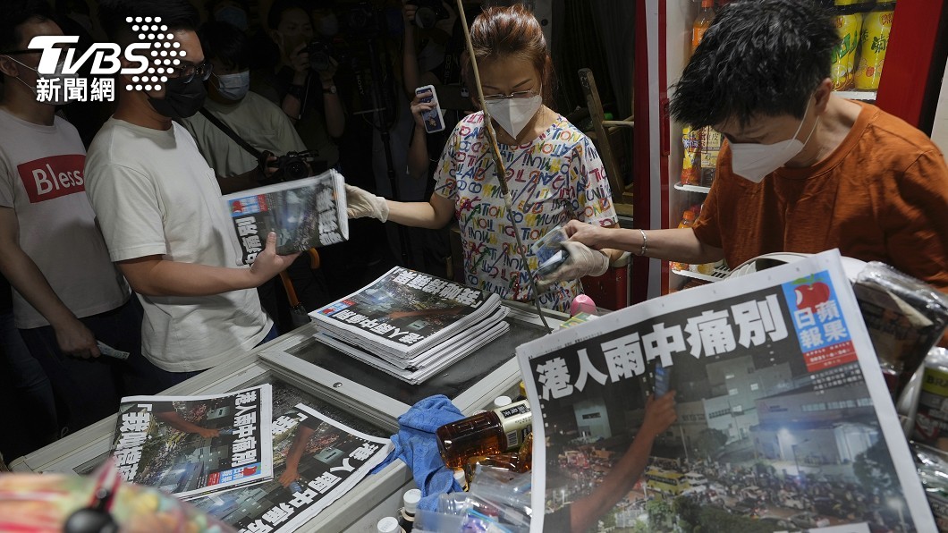 圖文故事/香港蘋果日報「被」停擺 眾多讀者搶購最後一刊