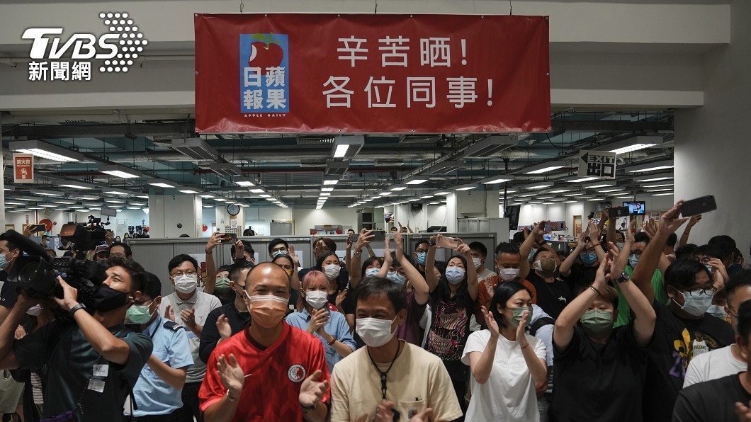 辦公室掛上標語,謝謝員工堅持到停止營運的最後一夜。(圖/達志影像美聯社)