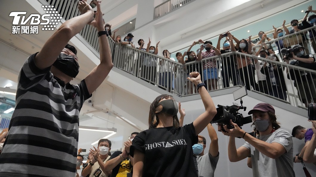 香港蘋果日報副社長陳沛敏(右二)、執行總編輯林文宗(左)向同事致意。(圖/達志影像美聯社)