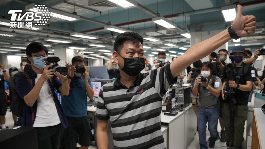 林文宗比出大拇指謝謝同事。(圖/達志影像美聯社)