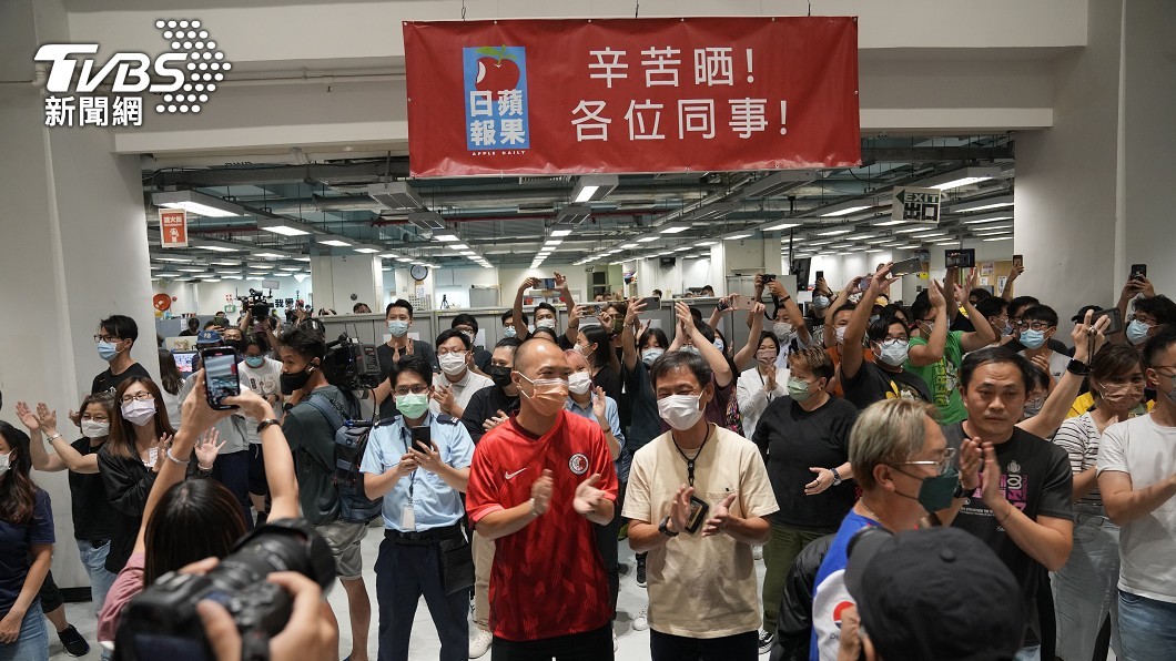 香港蘋果日報員工鼓掌為自己加油,告別在此工作的最後一夜。(圖/達志影像美聯社)