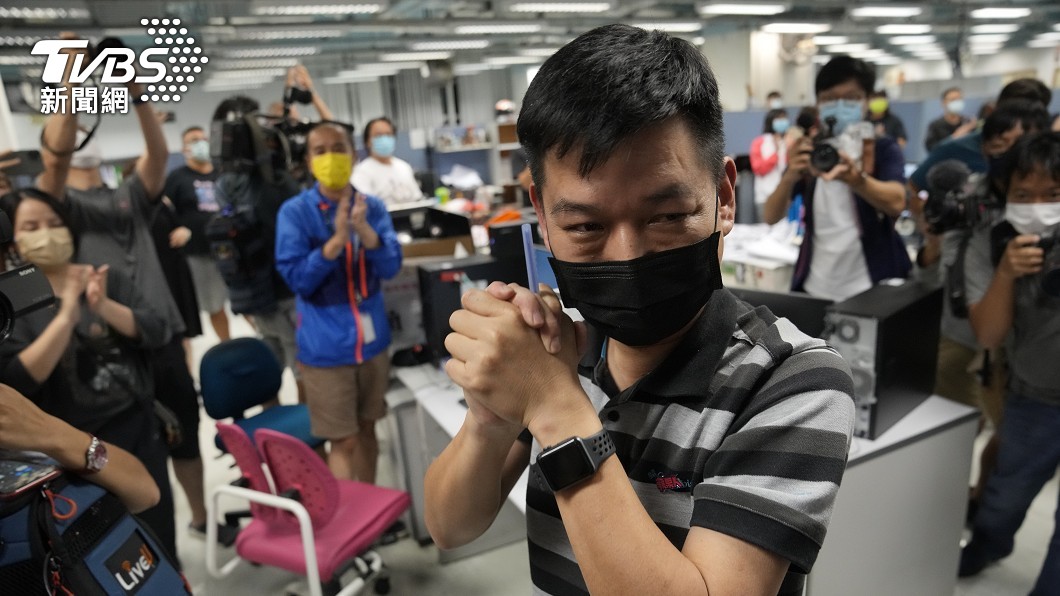林文宗謝謝同事們堅守崗位,完成最後一期報紙的編採工作。(圖/達志影像美聯社)