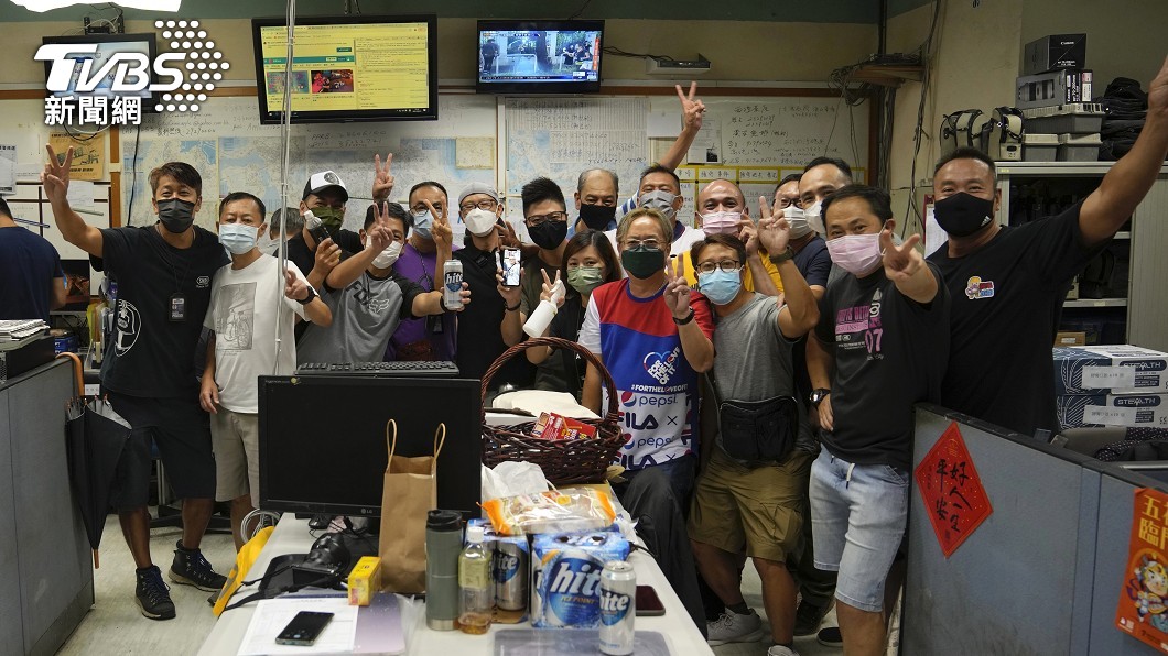 所有版面定稿,香港蘋果日報的工作人員合影留念。(圖/達志影像美聯社)