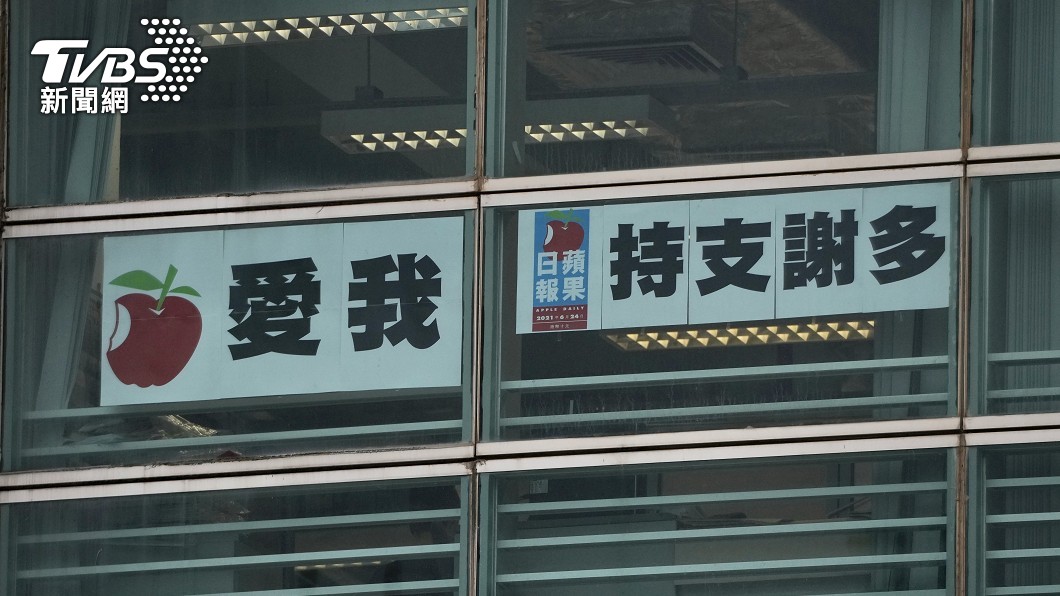 報社辦公室的玻璃窗貼上謝謝讀者的標語。(圖/達志影像美聯社)
