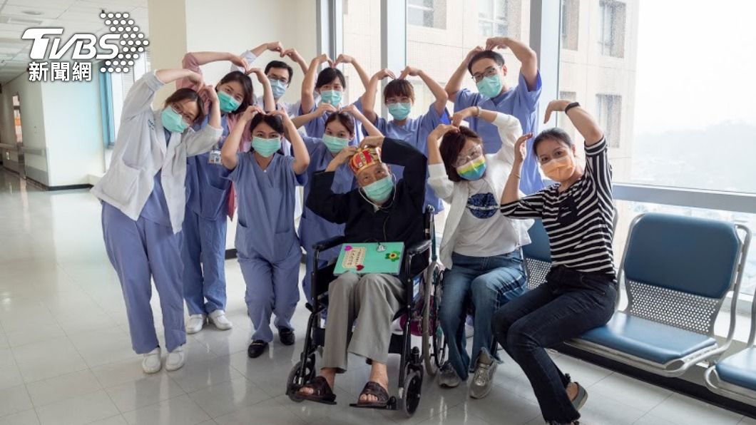 好消息！102歲人瑞確診新冠　搏鬥21天康復出院