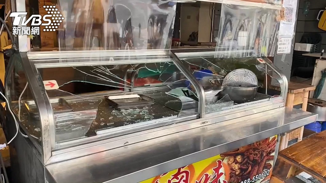 曾有停車糾紛!2男持球棒木椅 怒砸滷味店