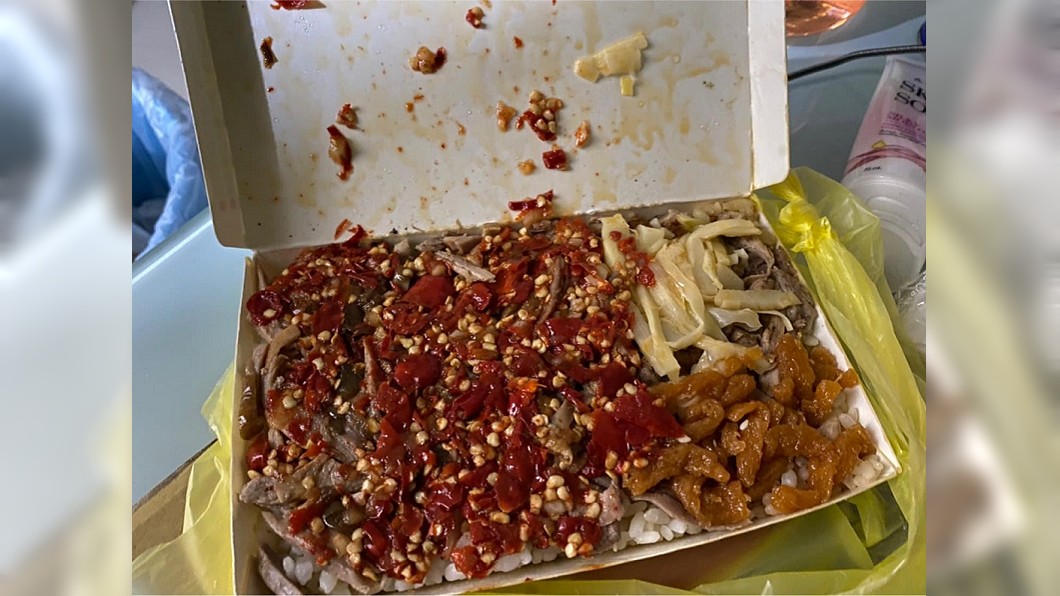 一名女網友分享自己點的便當,飯菜上鋪著滿滿的辣椒。(圖/翻攝自爆廢公社二館)