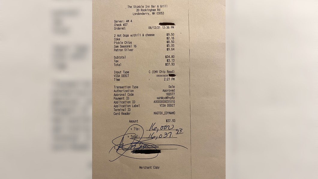 一名男子用餐花了37.93元美金,結帳時大手筆給了1.6萬美金。(圖/翻攝自臉書)