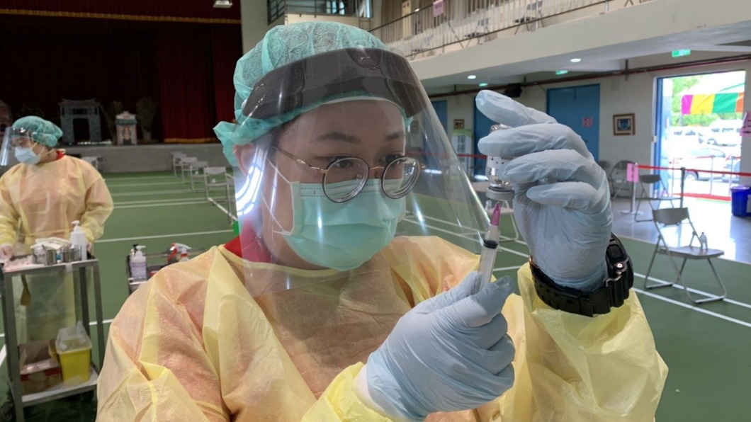 現場醫護開36瓶AZ藥劑,總施打數高達401人,比原預計可施打人數多出41人。(圖/高雄市政府提供)