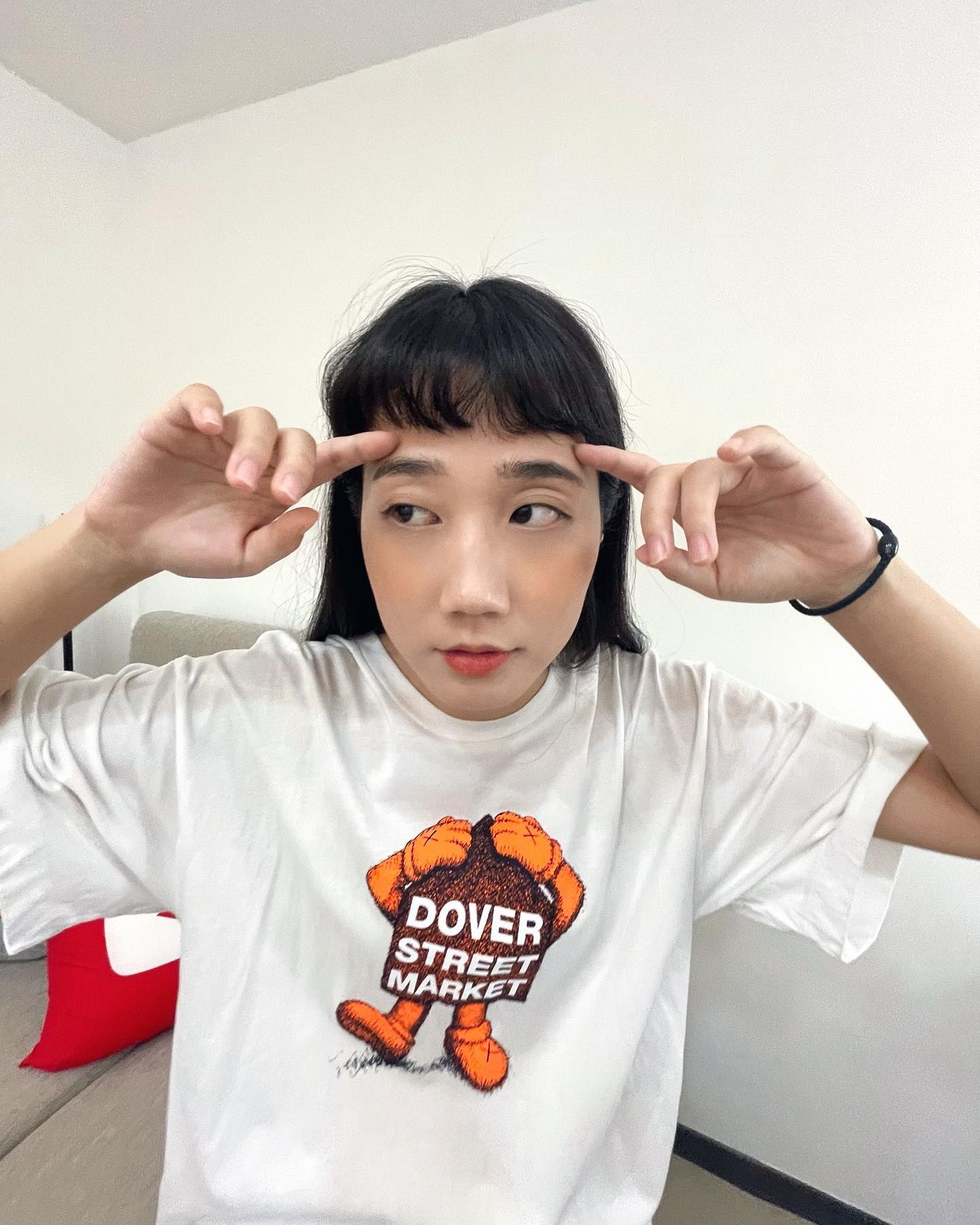 YouTuber「韓勾ㄟ金針菇」困擾瀏海尷尬期。(圖/韓勾ㄟ金針菇粉絲專頁)
